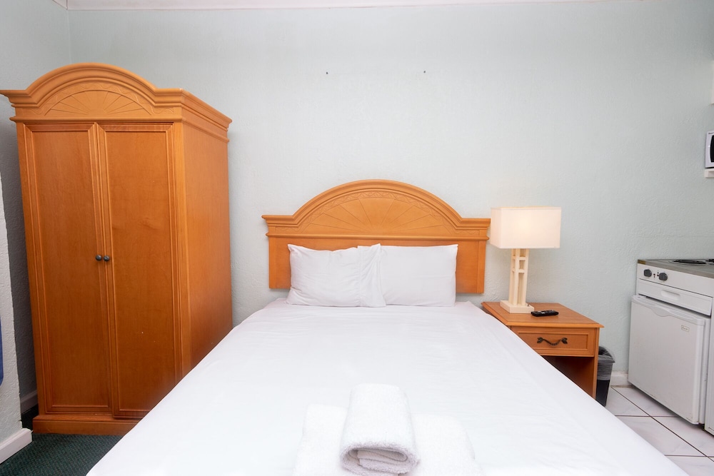 656 Studio Apartment Hollywood Beach view 2