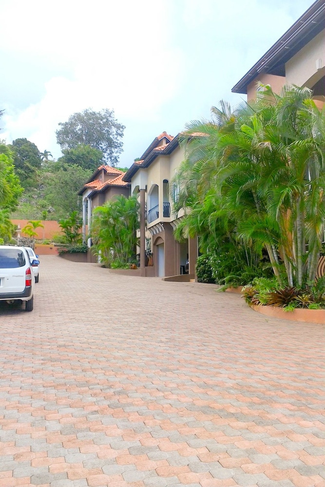 2 Bdrm Apartment at Runaway Bay