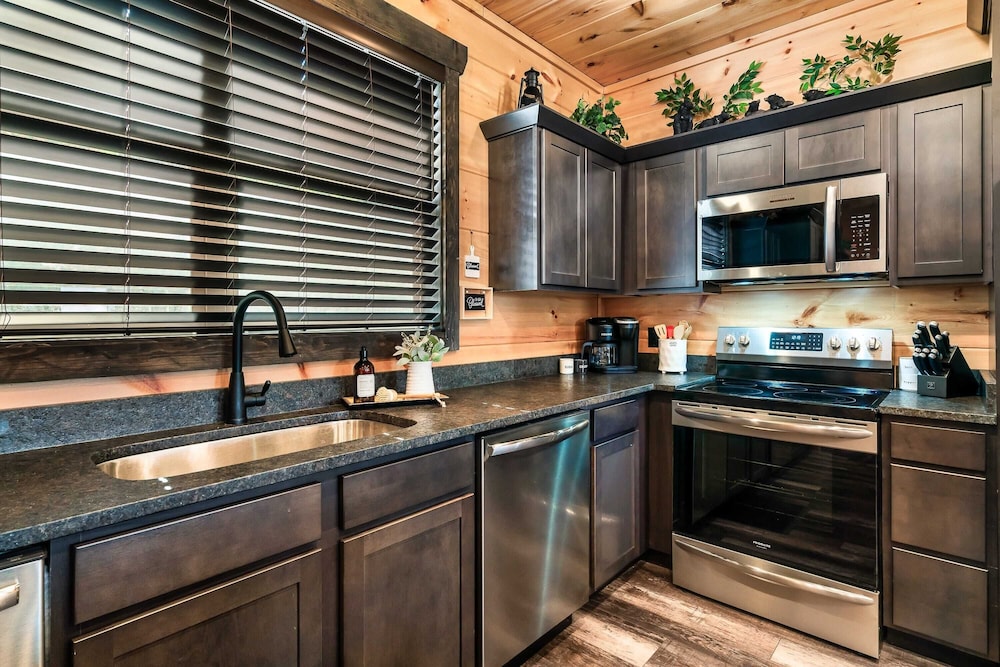 2 Homes Firefly Trail Way by Avantstay Sleeps 28, Indoor Pool + Hot Tub + Movie Theater & Game Room