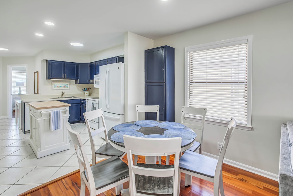 Ocean Isle Beach Retreat w/ Balcony & Pool Access! view 3