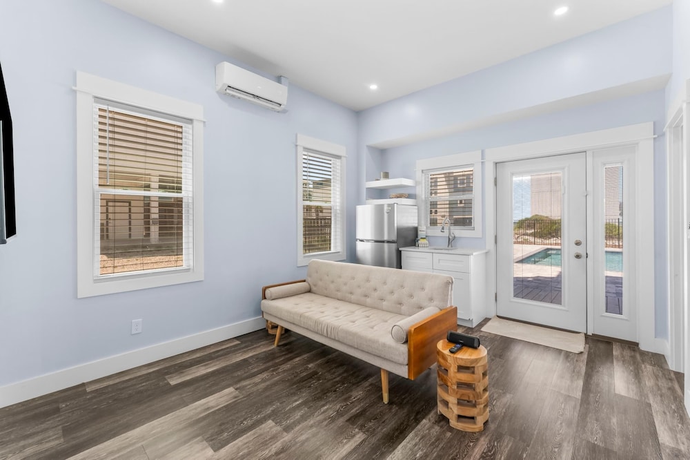 Pet Friendly Beach House - Beach Hop