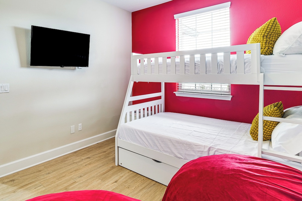 Disney Area Hub: Heated Pool & Resort-style Perks