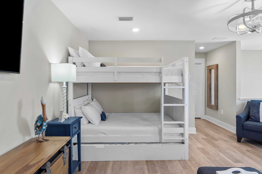 Mins to Beach Access + Pet-friendly + Golf Cart 30A White Sands by Avantstay