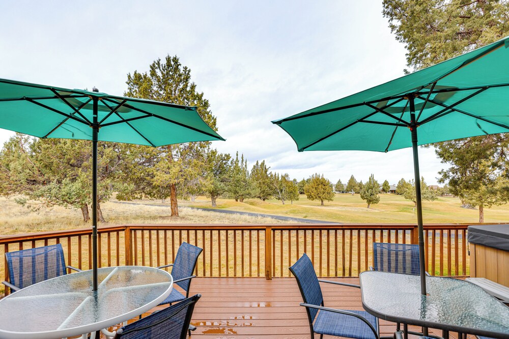 Hot Tub at Townhome on 8th Green in Redmond