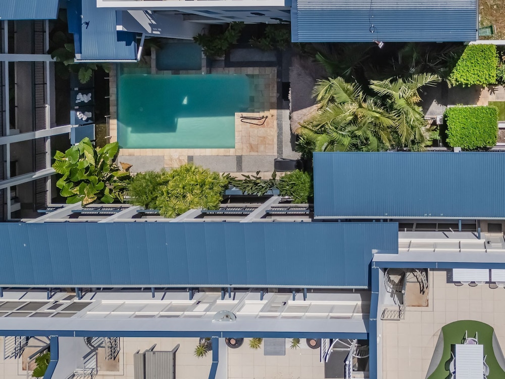 Luxe Oceanfront Haven with a Rooftop Spa