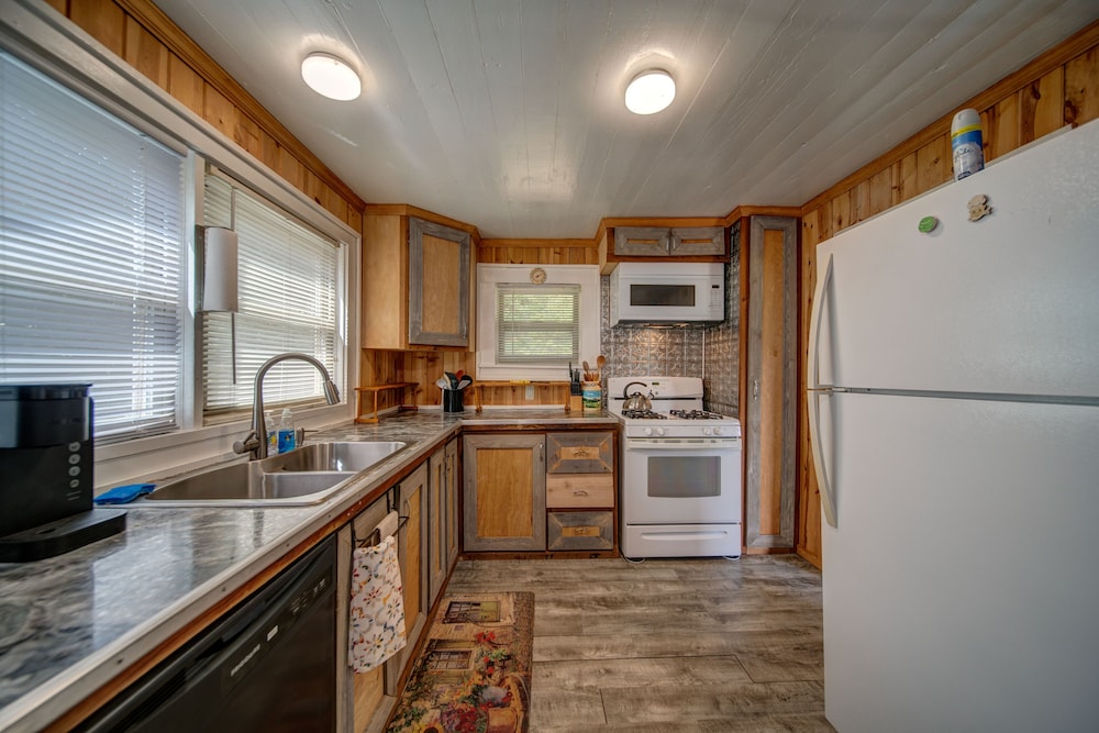 Moonshiner's Cabin Minutes From Two Wheels! view 2