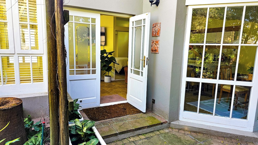 Cheerful Cottage set in Beautiful Garden
