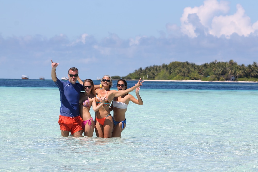 Dhiffushi White Sand Beach Hotel 18
