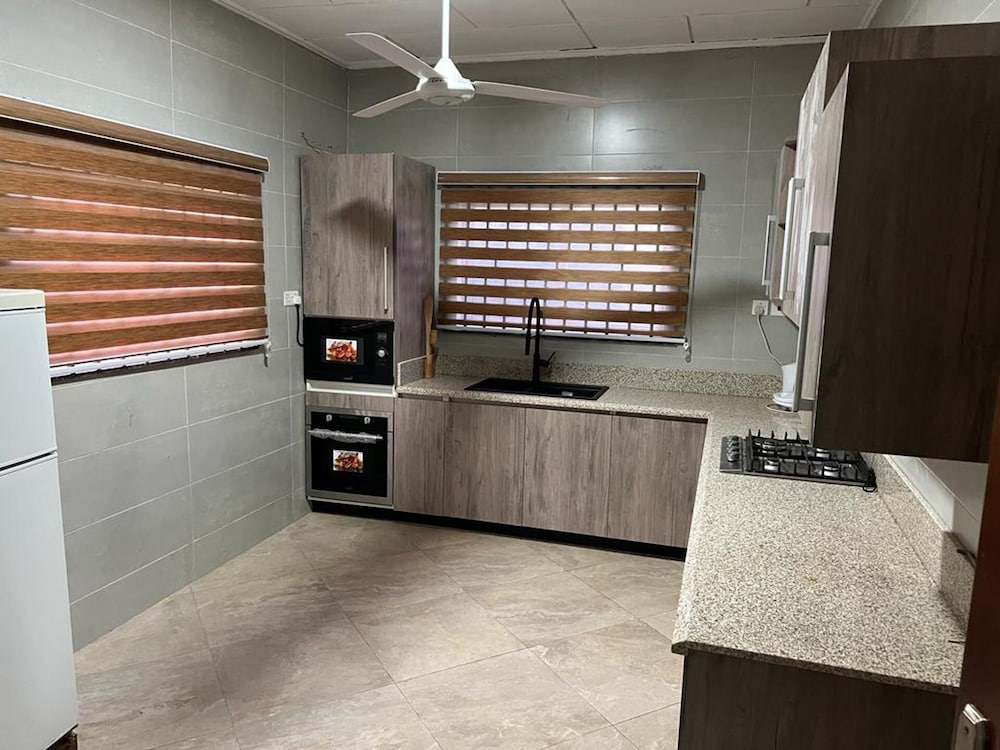 Inviting 3-bed House in Accra view 5