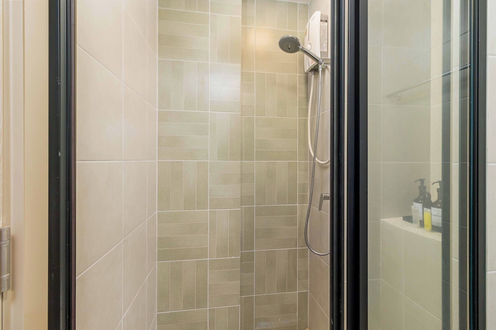 2BR Condo Pool and Full Gym C262