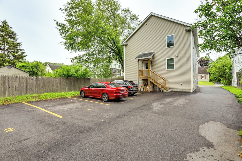 2 Mi to Dtwn Attleboro: Pet-friendly Apt!