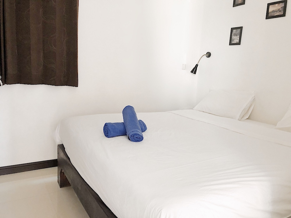 The Reef Hotel & Studios