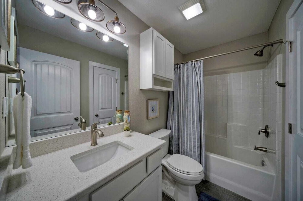 Sleeps 16 2 Homes, Priv Pool, Ping-pong 1block to Alister St. Shops & Dining