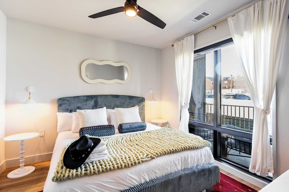 Sleeps 24 4 Modern Midtown Apartments w/ Gym + Pool Walkable to Shops & Eats