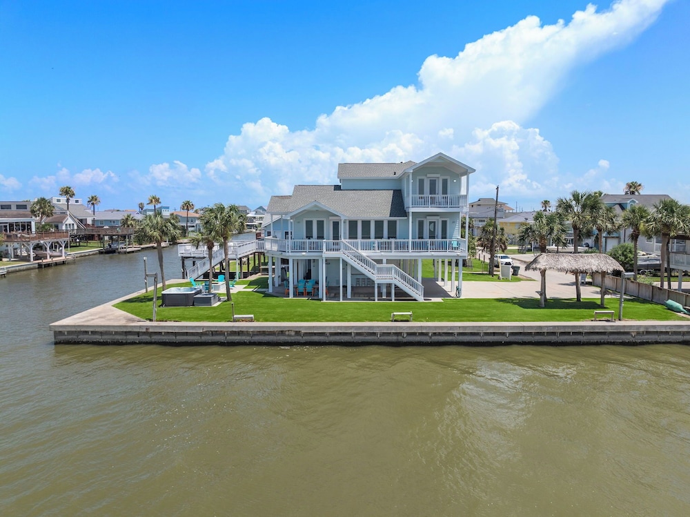 Blue Marlin Bayfront Retreat by Ryson Vacation Rentals