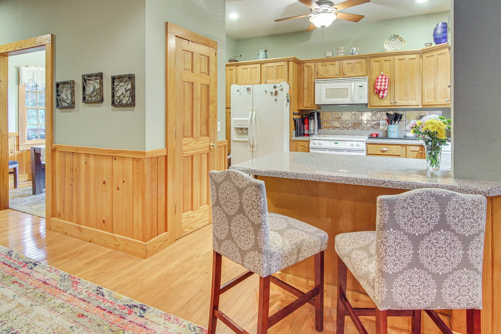 Wraparound Porch w/ Views: Blue Ridge Mtn Gem!