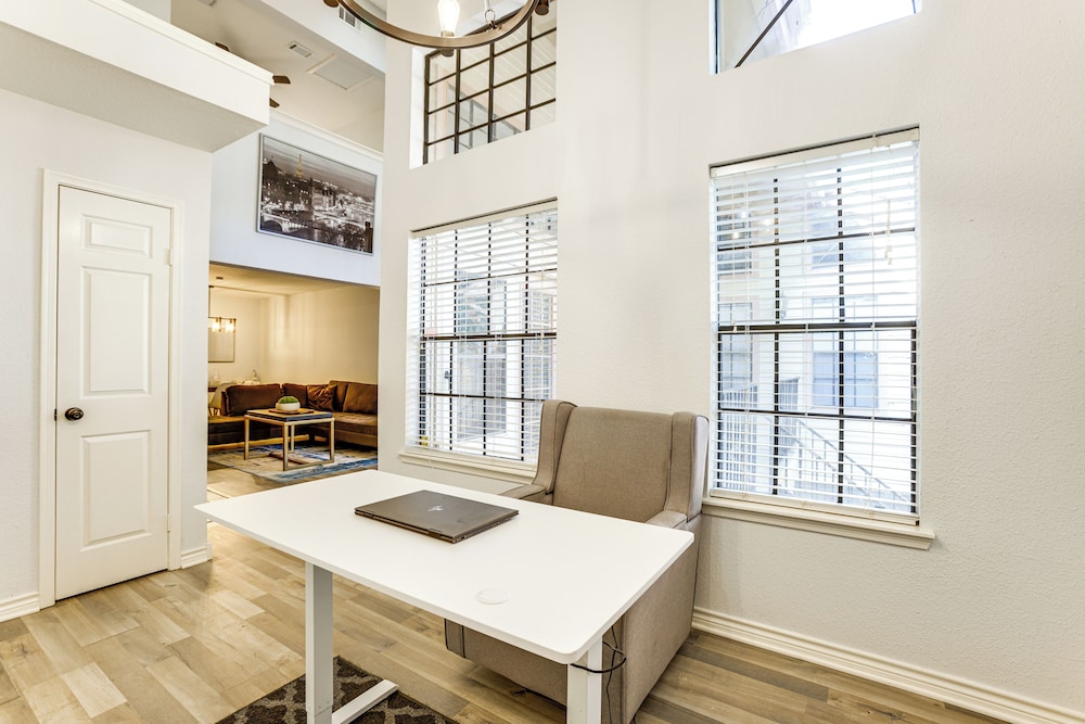 Pet-friendly Condo w/ Pool Access in Houston