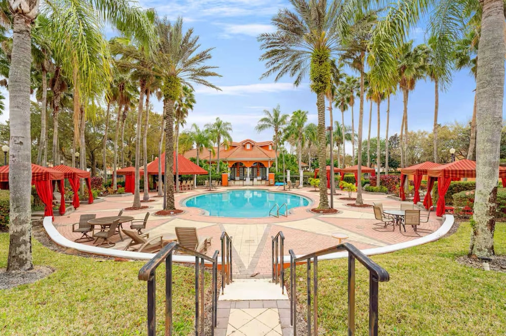 Tropical Oasis on Hypolita