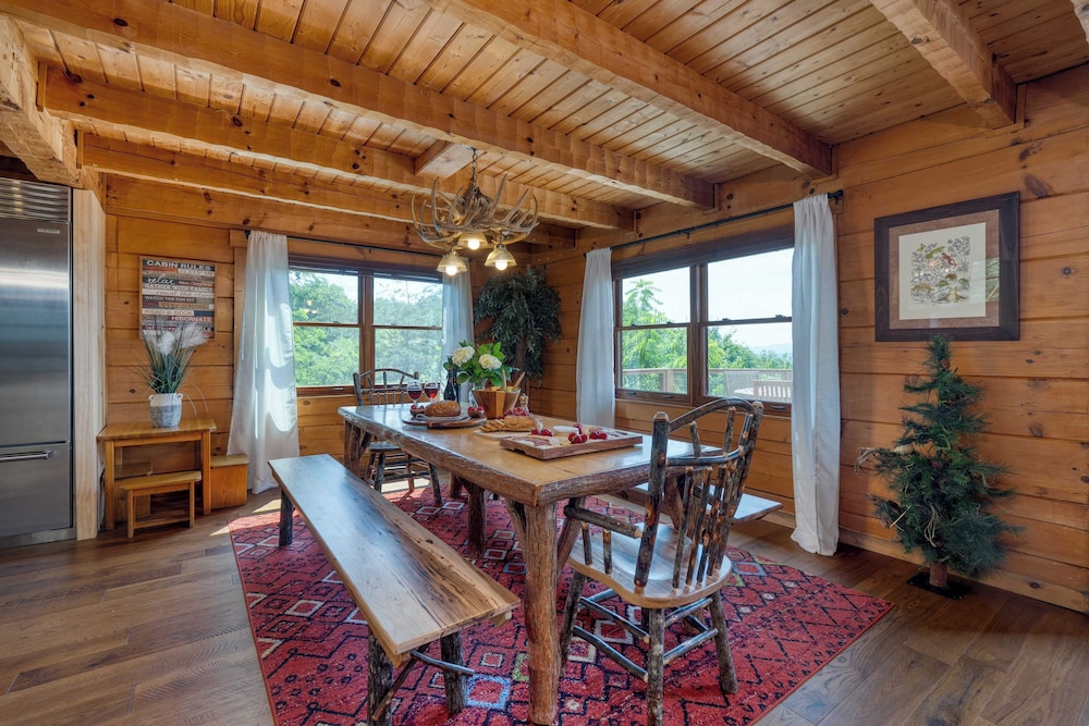 Big Bear Lodge by Avantstay Smoky Mountain Views, Hot Tub, Theater & Game Room