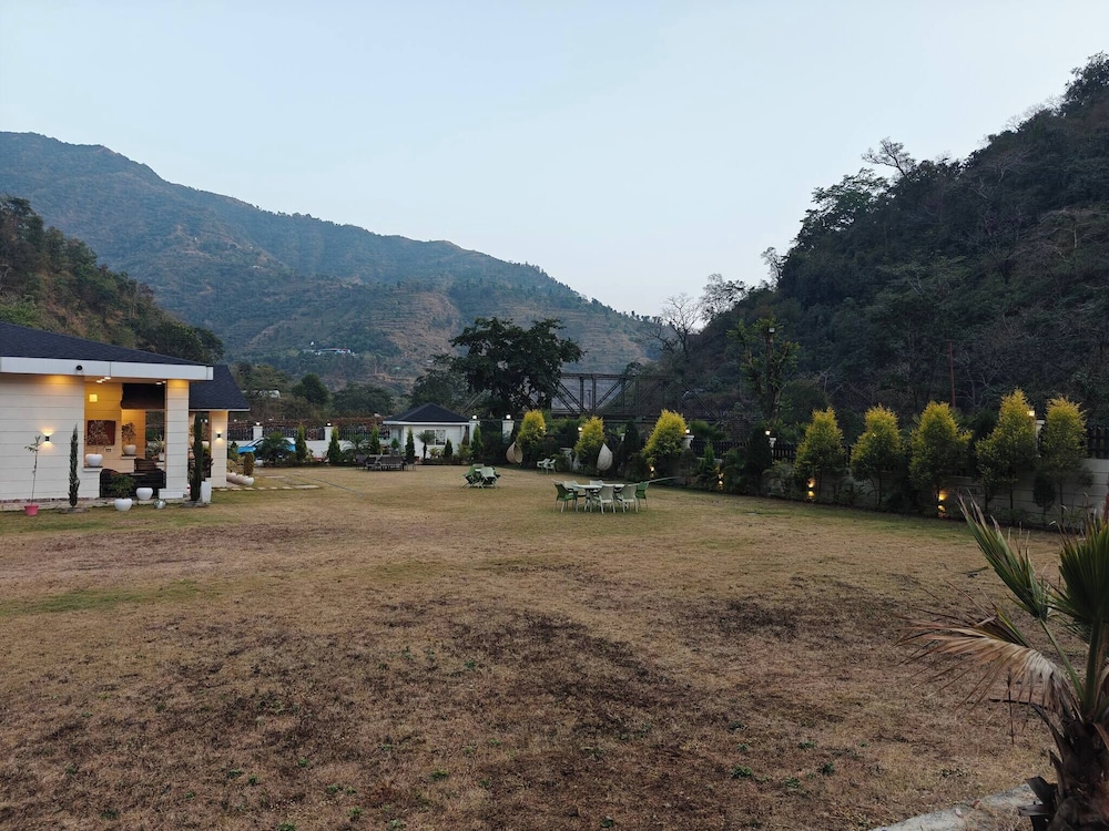 The Paradise - Luxury 3BR Villa Near the Airport in Dehradun