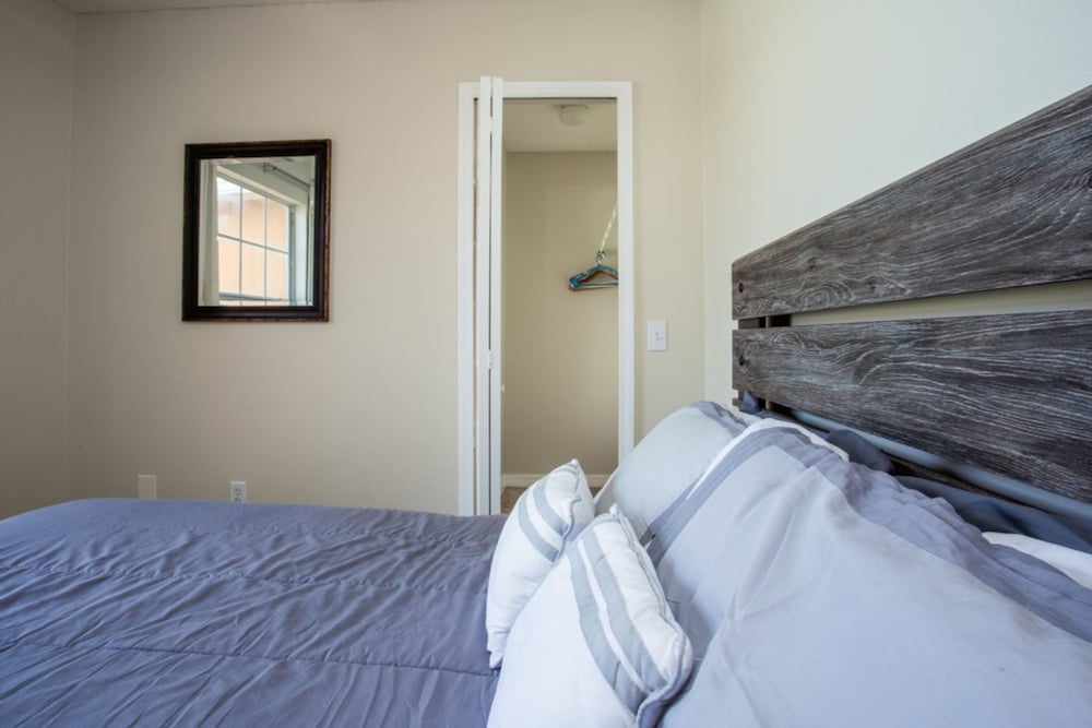 Cheerful 5 bed - 4 Bath Spacious Home