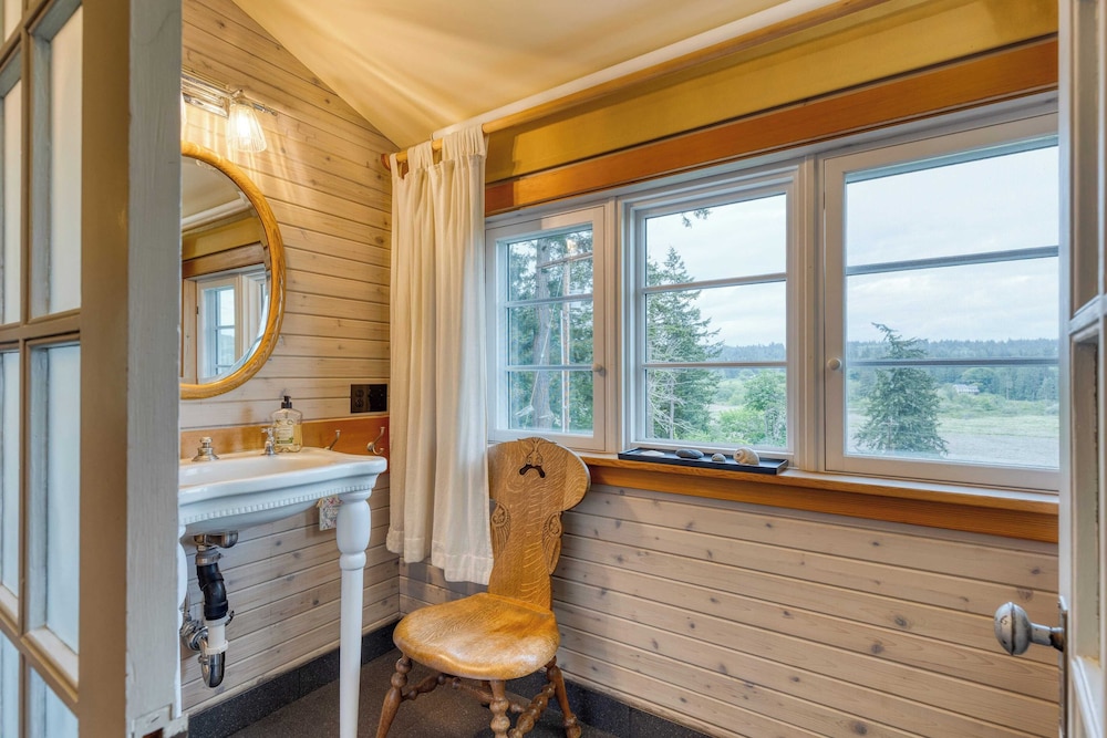 Maxwelton Aerie Bluffside Retreat w/ Sweeping Puget Sound Views + Firepit