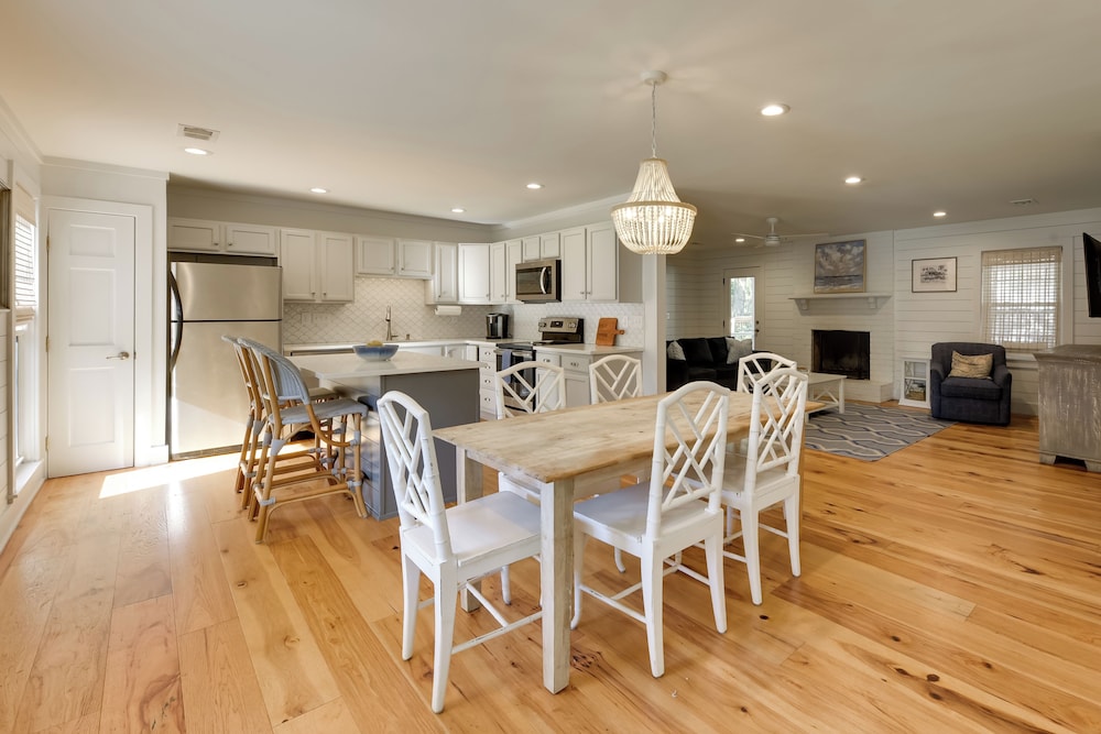 3 Mi to Beach: Coastal Escape in Mount Pleasant