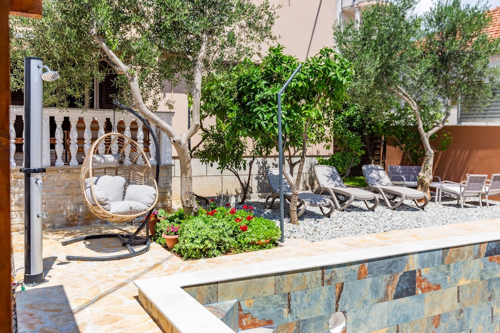 Lovely Leisure Apartments With Pool
