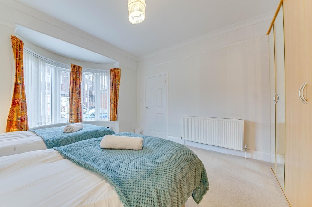 3BR Detached Bungalow w/Parking