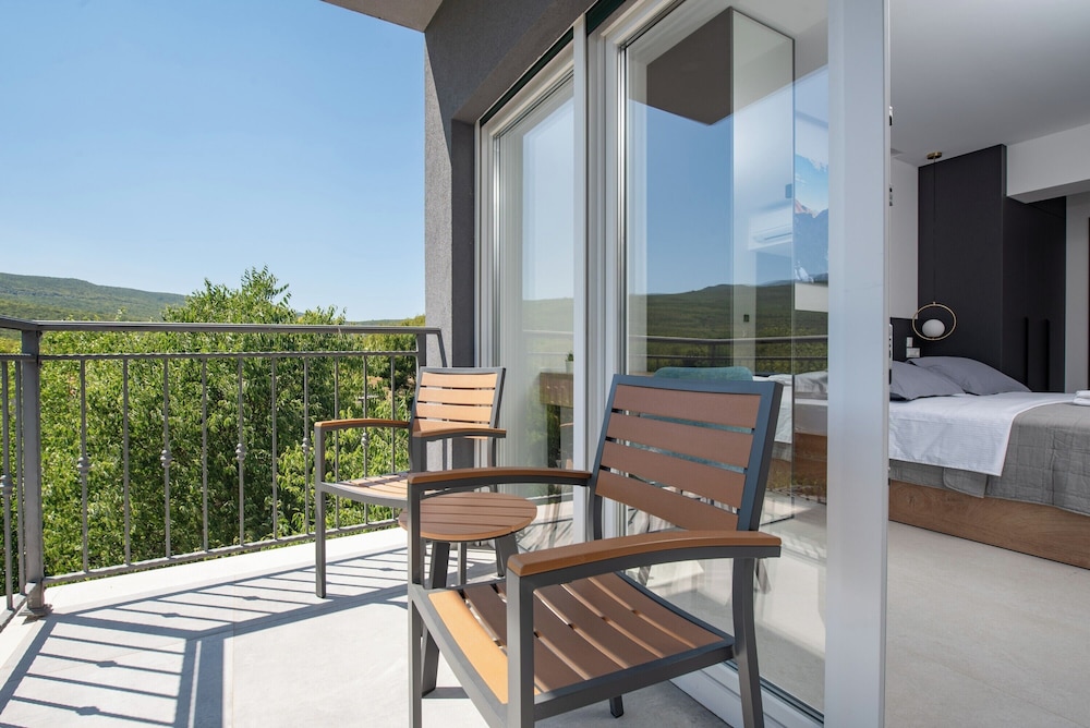 Villa River Rose With Pool and Jacuzzi