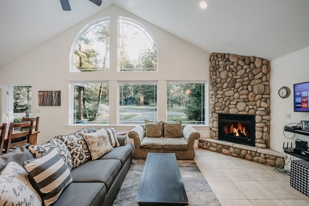 01sl - Hot Tub - Pet Friendly - Bbq - Sleeps 8 3 Bedroom Home by RedAwning