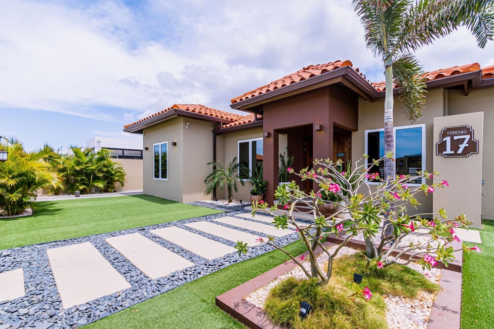 Luxury New 5 Location Pool Outdoor Kitchen