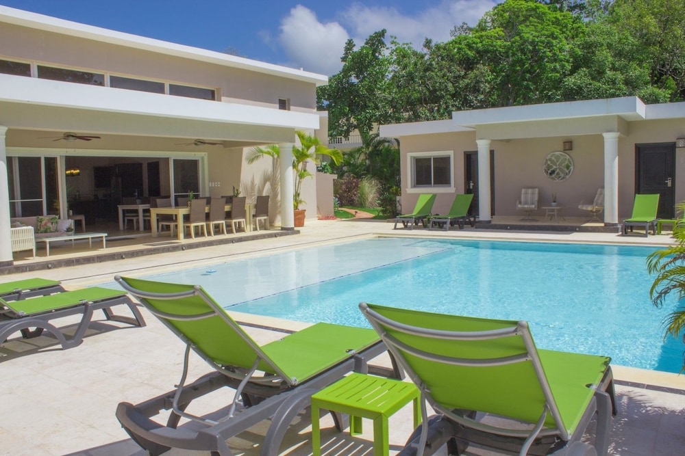 New six bedroom with BBQ and large pool