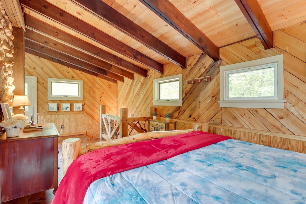 Secluded Getaway ~ 7 Miles to Downtown Blue Ridge! view 5