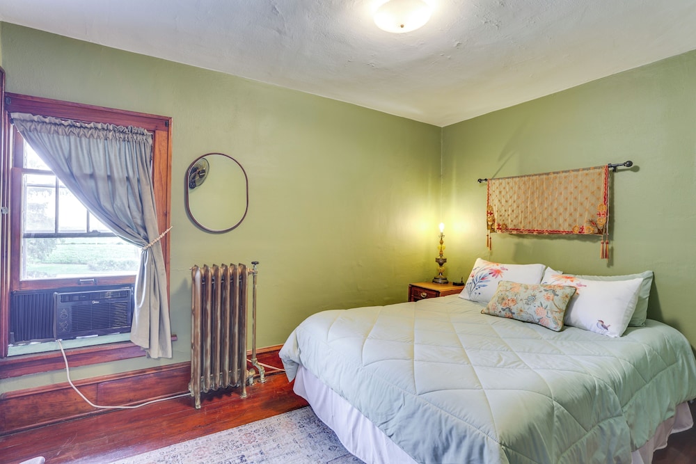 Group Getaway: Luxe Farmhouse in Mt Horeb!