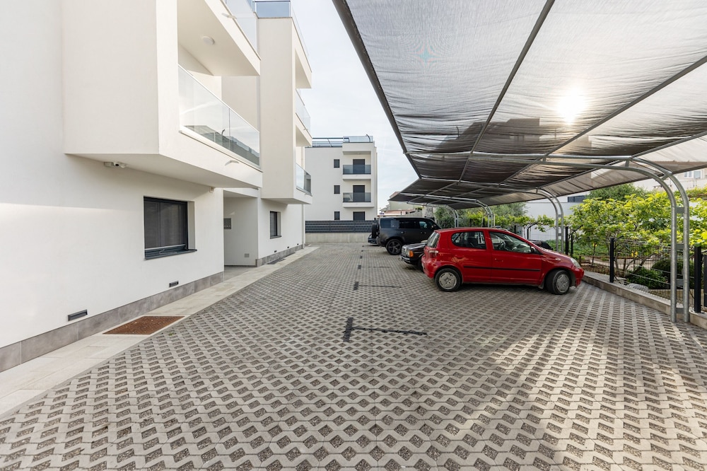 Orange Apartment - Okrug Gornji Seaside Retreat