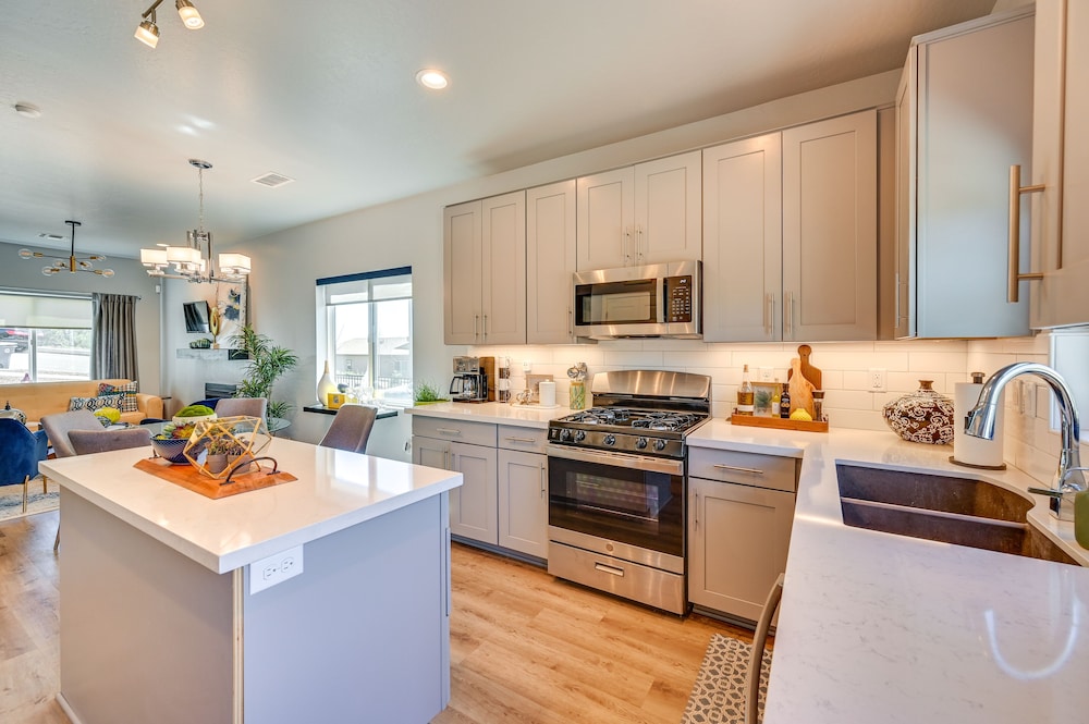 Modern Flagstaff Vacation Rental w/ 2 Living Areas view 3