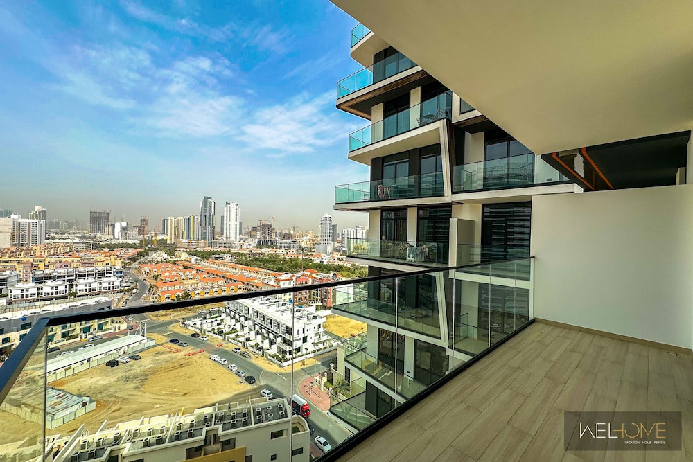 WelHome - Dubai Delight: Luxe Living 1BR at Binghatti Luna