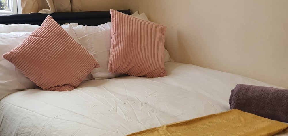 Room in Guest Room - Large Room Near Coventry City Centre view 4