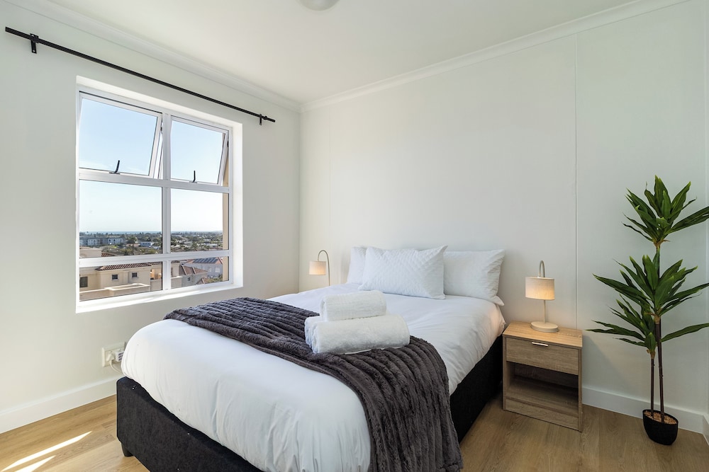 2 Bedroom, Mountain View Penthouse, Century City