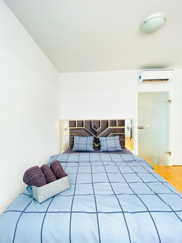 Comfy 3BR Apt With Living Room Balcony