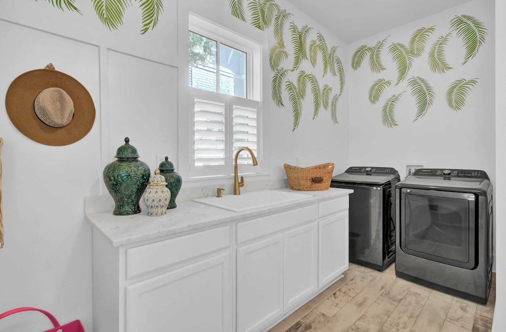Walk to the Beach + Private Pool, Rooftop Terrace, Balcony 3602 Cameron