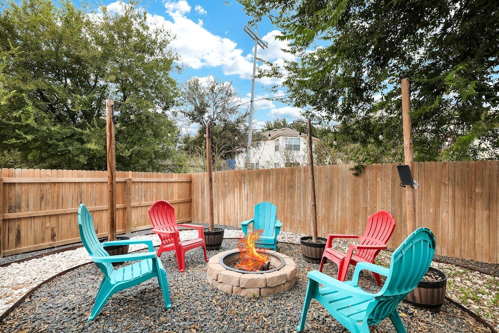 Modern Pet-friendly Duplex Near River Walk 3 Bedroom Duplex