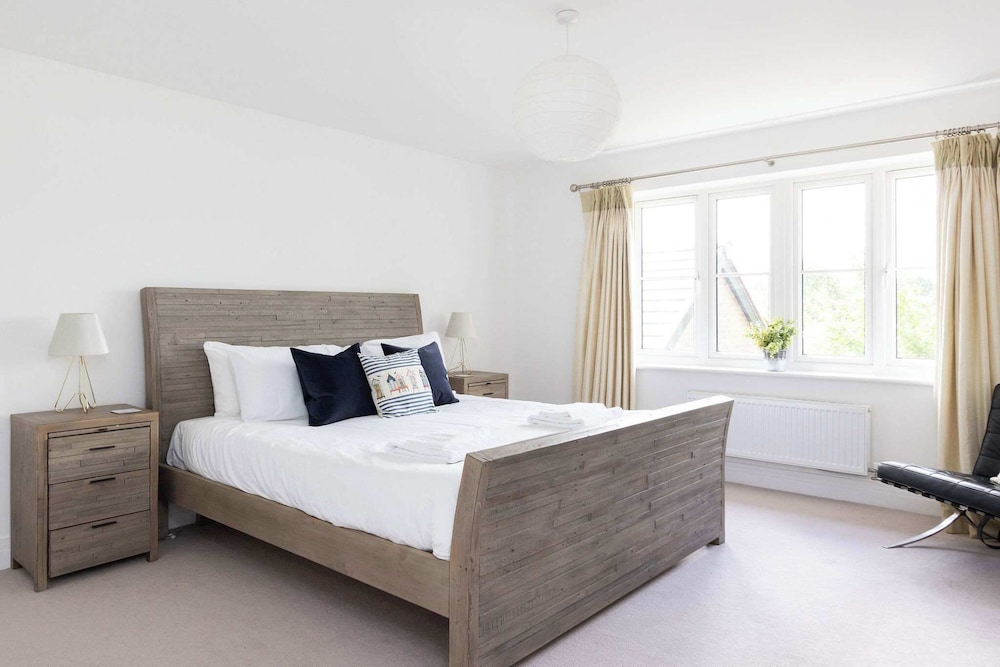 Modern Family Retreat Nr Beaches and Marina