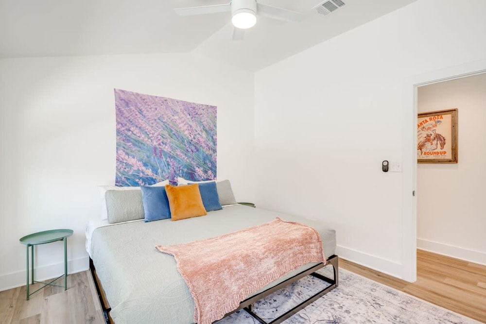 Modern 3 2 two Kings hot tub Fire pit 16min to Wine Trail Nearby Pickleball Courts Pools