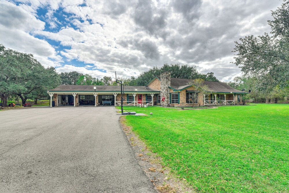 Family Home on 30 Acres in Manvel!