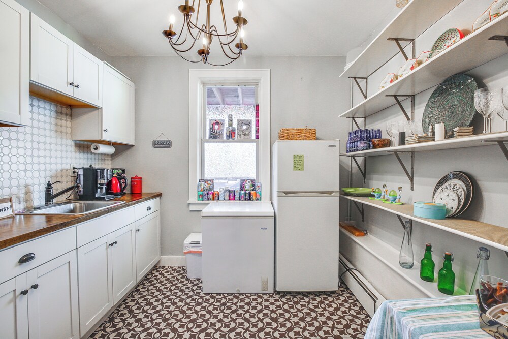 4 Mi to Danbury: Apt w/ Indoor Pool Access