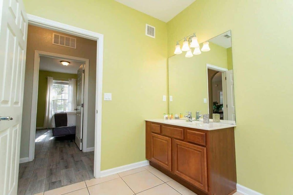 Spacious 2Bd Condo - Pool Hot Tub - Near I-drive