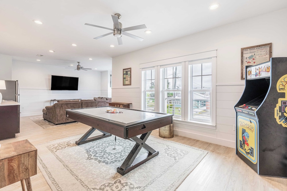 2 Homes in Destin by Avantstay   Sleeps 30, Private Pool+hot Tub, Game Room, Outdoor Bar, Walk to Beach