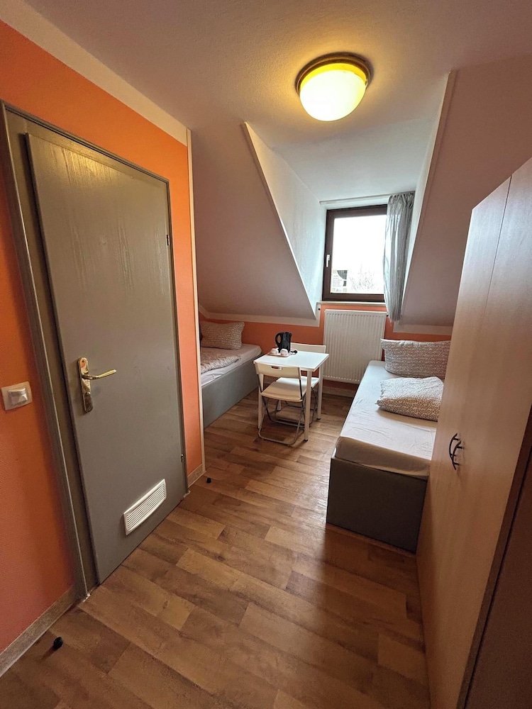 2-Rent Group Hostel Rooms AUB162
